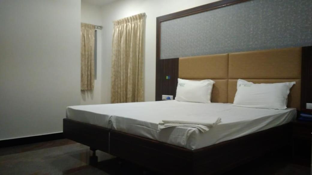 Famous Residency Hotell Tiruchirappalli Eksteriør bilde